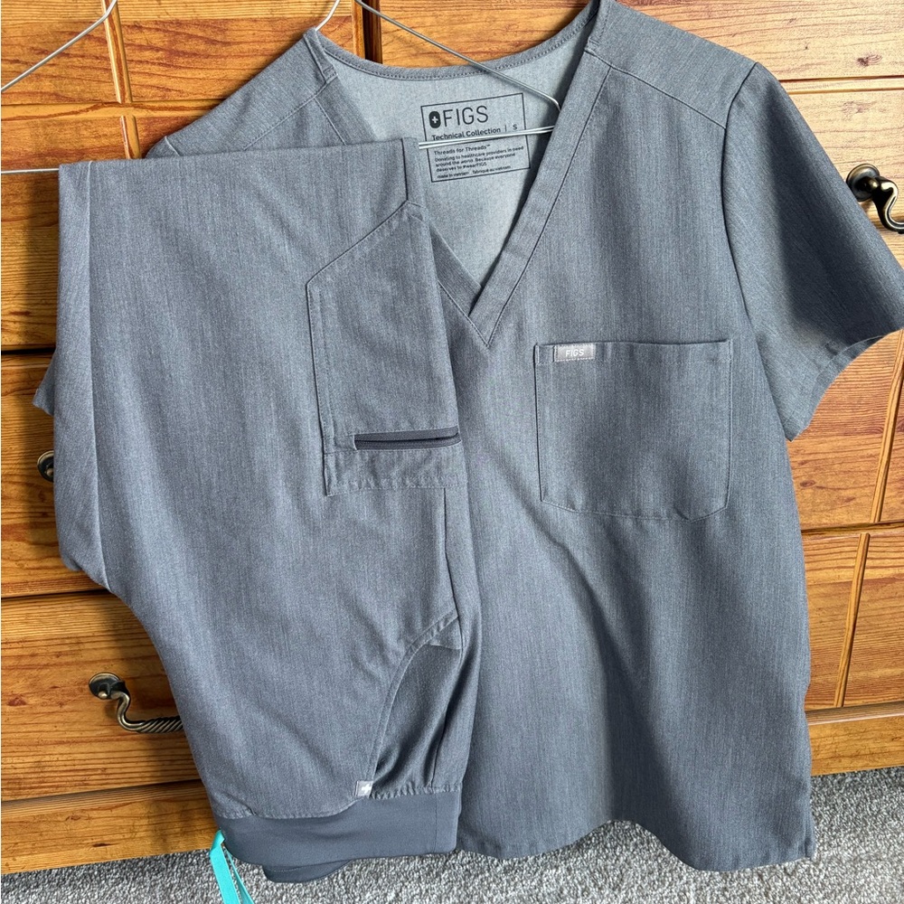 Figs women’s graphite scrub set
